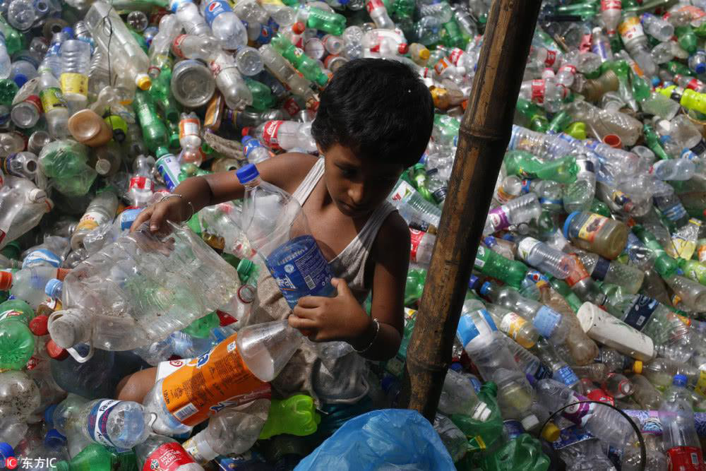 孟加拉国首都达工人们在晒塑料碎片(PVC粒料|转载